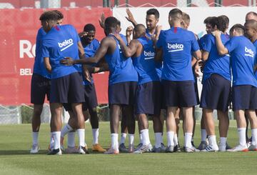 Los jugadores del Barcelona reciben a Griezmann con una novatada haciendo pasar al jugador por un pasillo de collejas, una tradición no escrita en la plantilla del FC Barcelona. Se trata de un bautismo de fuego de poco más de tres segundos si lo pasas a una velocidad moderada 