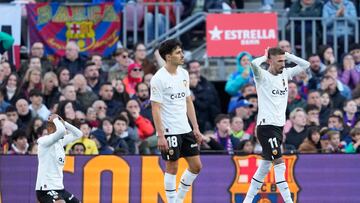 BARCELONA, 05/03/2023.- Los jugadores del Valencia lamentan una ocasión fallada durante el partido de LaLiga entre Barcelona y Valencia, este domingo en el Camp Nou. EFE/ Alejandro Garcia
