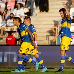 La UC olvida cómo ganar: con 10 hombres, Everton se impone en San Carlos de Apoquindo