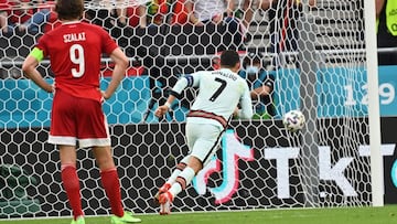 Budapest (Hungary), 15/06/2021.- Cristiano Ronaldo (R) of Portugal scores the 2-0 goal during the UEFA EURO 2020 group F preliminary round soccer match between Hungary and Portugal in Budapest, Hungary, 15 June 2021. (Hungr&iacute;a) EFE/EPA/Tibor Illyes / POOL (RESTRICTIONS: For editorial news reporting purposes only. Images must appear as still images and must not emulate match action video footage. Photographs published in online publications shall have an interval of at least 20 seconds between the posting.)