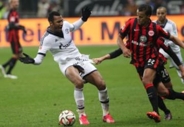 El jugador camerunés del Schalke 04 Eric Maxim Choupo-Moting sufrió un agarrón durante el partido de la Bundesliga ante el Eintracht que dejó a la vista las partes más íntimas de su cuerpo.