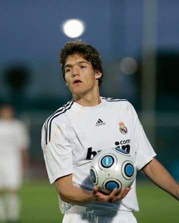El defensa madrile?o se form¨® en las categor¨ªas inferiores del Atl¨¦tico de Madrid, antes de acabar en la cantera del Real Madrid donde jug¨® en varios equipos hasta que pas¨® a formar parte del Castilla en 2008, llegando a disputar un partido con el primer equipo. Hasta su salida en 2010 defendi¨® la camiseta del filial en 39 ocasiones y marc¨® 3 goles. Tras su salida fich¨® por el Bolton Wanderers F. C.