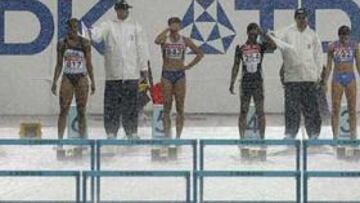 <B>EN LA SALIDA.</B> La tormenta sorprendió a Alozie y sus compañeras de 100 vallas en los tacos de salida.