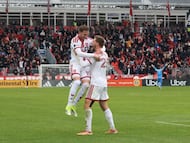 Djordje Mihailović celebra con Walker Zimmerman un gol del Toronto FC frente al Columbus Crew