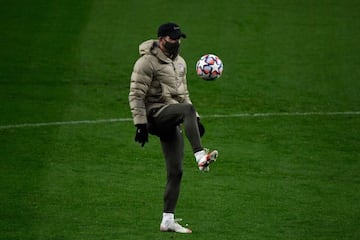 Atletico Madrid's Argentine coach Diego Simeone attends a training session at the Wanda Metropolitano stadium in Madrid on November 30, 2020 on the eve of the UEFA Champions League group A football match between Atletico Madrid and Bayern Munich. (Photo b