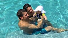 Michael Phelps junto a su mujer y a su hijo Boomer en la piscina