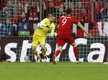 Oblak también recordará con agrado el encuentro disputado el 3 de mayo de 2016 en Múnich. El Atlético jugó en el Allianz Arena la vuelta de las semifinales de Champions. En el Calderón se registró 1-0. El Bayern se adelantó en Alemania a los 31 minutos gracias a un tanto de Xabi Alonso. Y dos minutos después llegó la jugada clave del encuentro. Penalti a favor del conjunto alemán. Lanzó Müller y detuvo Oblak. El Atlético lo pasó muy mal en el primer tiempo, pero aguantó. Tras el descanso marcó Griezmann y posteriormente Lewandowski hizo el 2-1. El Atlético se plantó en la final con Oblak en plan salvador. 