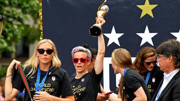 La selecci&oacute;n de Estados Unidos, con su capitana Megan Rapinoe a la cabeza, en las celebraciones tras ganar el Mundial 2019.