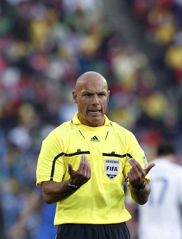 Howard Webb, árbitro inglés, fue el elegido por la FIFA para que arbitrase la final entre holandeses y españoles. Precisamente, fue el colegiado que dirigió el partido España-Suiza, con triunfo helvético. En ese encuentro cometió dos errores: no señaló un penalti de Senderos a Silva y el gol suizo vino precedido de un fuera de juego. Hijo de árbitro y sargento de policía, ya había pitado la final de la Champions ese mismo año entre el Inter y el Bayern en Madrid.