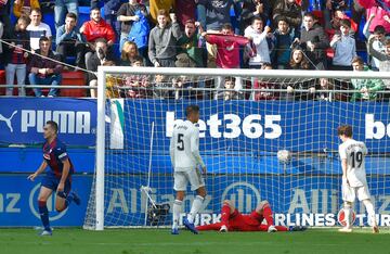 Escalante puts Eibar ahead. 1-0. Min. 15