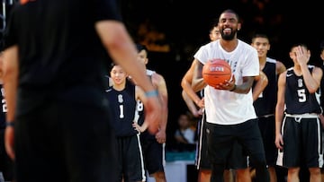 Kyrie Irving juega al baloncesto durante un acto promocional en Taipei.