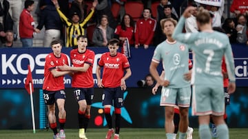 PAMPLONA, 15/05/2025.- El delantero croata de Osasuna Ante Budimir (2i) celebra con sus compañeros su gol, segundo del equipo navarro, durante el encuentro correspondiente a la jornada 36 de LaLiga EA Sports entre el Osasuna y el Atlético de Madrid este jueves en el Sadar, Pamplona. EFE/ Jesús Diges