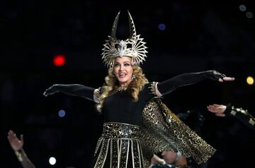 En 2011, Madonna se apoderó de las canchas del Lucas Oil Stadium en compañía de Ceelo Green y LMFAO. Pese al playback que la 'Reina del Pop' hizo, su presentación fue triunfal, las luces del estadio de Indianápolis se apagaron y los primeros acordes de ‘Vogue’ comenzaron a sonar. La audiencia presenció a una Madonna caracterizada de Cleopatra con más de dos mil bailarines haciendo alusión a gladiadores además de un icónico coro gospel.