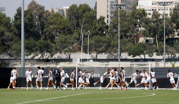 Carlo Ancelotti en el entrenamiento con sus jugadores.