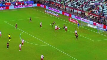¡Golazo brutal en Turquía!: Osimhen sorprendió a todos con esta chilena