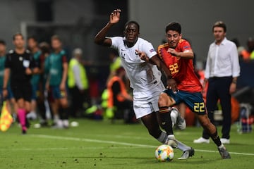 Pablo Fornals con Ibrahima Konate.