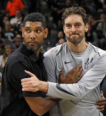 Tim Duncan y Pau Gasol se abrazan antes del partido entre San Antonio Spurs y Minnesota Timberwolves.