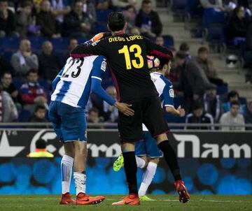 Diego López, abrazando a Diego Reyes.