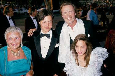 Hija de los actores Jon Voight y Marcheline Bertrand, comenzó su carrera desde muy joven, debutando oficialmente en 'Cyborg 2' (1993) y alcanzando notoriedad con 'Hackers (1995)' y 'Gia' (1998), esta última le valió un Globo de Oro por su interpretación de la modelo Gia Carangi.
