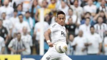 Sin jugar de delantero, sino escorado a la izquierda, Neymar ha marcado 138 goles en 228 partidos oficiales con el Santos desde que debutó con 17 años (ahora tiene 21).