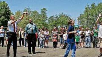 <b>EN TIERRA DE BALONCESTO. </b>Barack Obama juega al baloncesto en la Riverview Elementry School de Elkhart (Indiana), durante su campaña como candidato demócrata.