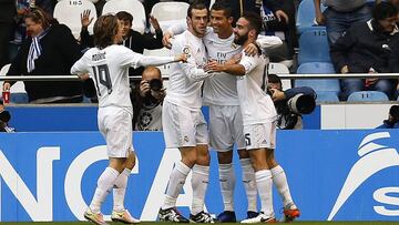 Los jugadores del Madrid celebran uno de los goles de Cristiano.