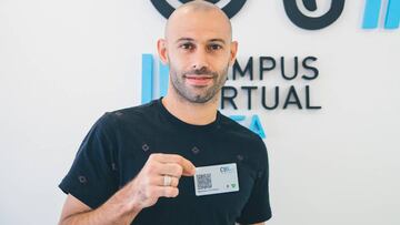 Un entrenador adentro de la cancha: Mascherano se recibió de director técnico