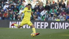 El delantero colombiano Carlos Bacca en el juego entre Real Betis y Villarreal por La Liga Espa&ntilde;ola