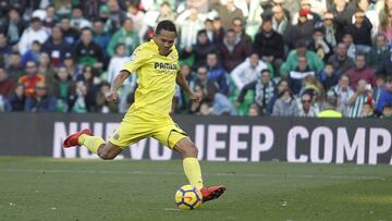 El delantero colombiano Carlos Bacca en el juego entre Real Betis y Villarreal por La Liga Espa&ntilde;ola