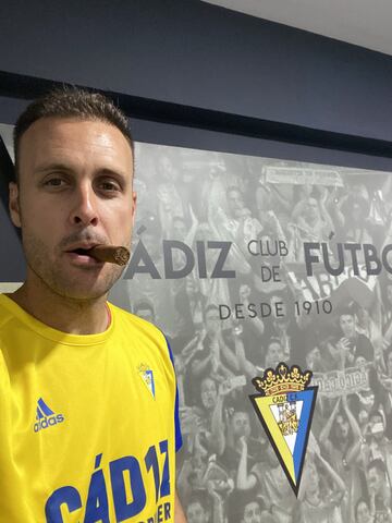 Tras m¨¢s de diez a?os el C¨¢diz vuelve a la m¨¢xima categor¨ªa del f¨²tbol espa?ol. Despu¨¦s del resultado del Real Zaragoza ante el Real Oviedo el conjunto andaluz ya es equipo de Primera. Junto con toda la ciudad, los jugadores festejaron el ascenso por todo lo alto.