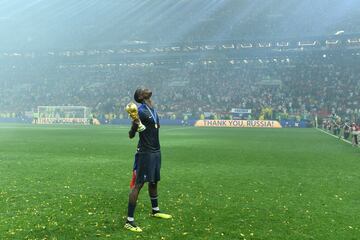 El centrocampista francés Pogba celebra junto con la afición francesa la victoria en la final de la Copa del Mundo. 