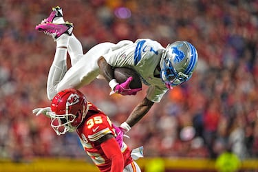 En la imagen, Jameson Williams, receptor de los Detroit Lions, salta por encima del cornerback de los Chiefs Jaylen
Watson en el partido disputado en el Arrowhead Stadium de Kansas City. Sin embargo, al final serían los locales quienes
se llevarían la victoria por 17 a 30. Patrick Mahomes volvió a ser la estrella con 3 touchdowns de pase y otro de carrera.