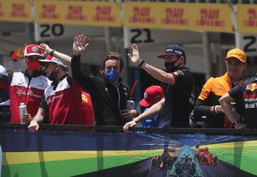 Max Verstappen, Fernando Alonso y el resto de pilotos saludan a la afición antes del inicio de la carrera. 