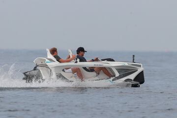 El piloto alemán campeón del mundo de Fórmula 1 en 2016 se ha puesto a los mandos de un nuevo y divertido transporte acuático llamado Quadrofoil.