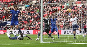 Tottenham gana 3-1 en casa con gol de Sánchez. Este es el noveno gol como profesional del colombiano.