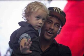 Neymar con su pequeño.