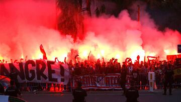 GRA600. MADRID, 09/05/2017.- Aficionados del Atl&eacute;tico de Madrid animan a los jugadores ante el hotel del concentraci&oacute;n del equipo, que se enfrentar&aacute; al Real Madrid en el partido de vuelta de semifinales de la Liga de Campeones, ma&ntilde;ana en el estadio Vicente Calder&oacute;n. EFE/J. P. Gandul