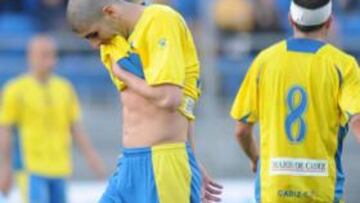 <b>TOCADOS. </b>Los jugadores del Cádiz terminaron muy apesadumbrados el partido ante el San Roque.