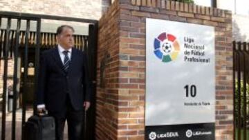 CONTROL ECON&Oacute;MICO. Javier Tebas, presidente de la Liga de F&uacute;tbol Profesional, en la puerta del edificio.