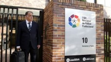 CONTROL ECONÓMICO. Javier Tebas, presidente de la Liga de Fútbol Profesional, en la puerta del edificio.