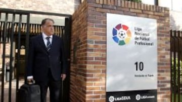 CONTROL ECON&Oacute;MICO. Javier Tebas, presidente de la Liga de F&uacute;tbol Profesional, en la puerta del edificio.