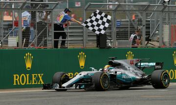 Lewis Hamilton cruza primero la línea de meta.