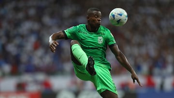 EVE6403. SALVADOR (BRASIL), 24/04/2025.- Andrés Román de Atlético Nacional controla el balón este jueves, en un partido de la fase de grupos de la Copa Libertadores entre Bahia y Atlético Nacional, en el estadio Arena Fonte Nova en Salvador (Brasil). EFE/Raphael Muller