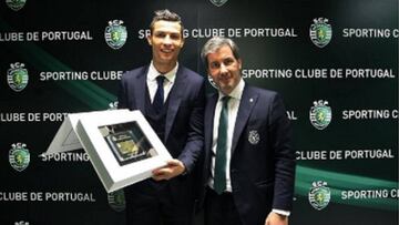 Cristiano recibe el carné de socio del Sporting.