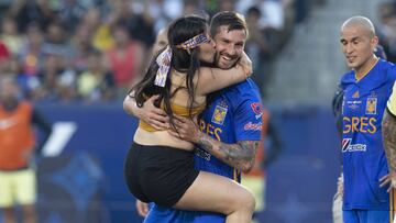 Gignac prometi&oacute; ayudar a fan&aacute;tica espontanea de Tigres