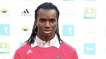 <b>EN LISBOA. </b>Balboa fue presentado ayer con la camiseta del Benfica.