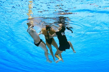 Cuando la m¨ªtica solista estadounidense, acababa su ejercicio y se deten¨ªa la m¨²sica durante el mundial de Budapest, se desvaneci¨® dentro del agua, por lo que r¨¢pidamente saltaron a la piscina la propia seleccionadora, Andrea Fuentes, vestida de calle, y un auxiliar de la competici¨®n que ha sujetado a la nadadora.