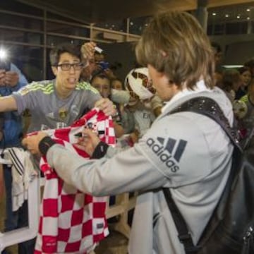 El Madrid llegó ayer a Vigo a las 20:00. Al aeropuerto se desplazaron casi cien aficionados para recibir a sus ídolos. Cristiano, Modric y Marcelo fueron los más aclamados. Después, el equipo se concentró en el hotel Pazo Los Escudos.