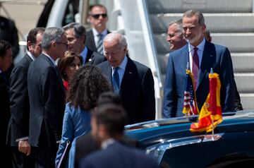 El presidente estadounidense ha sido recibido por el rey Felipe VI al bajar del avión.