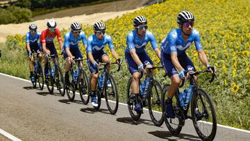 El pelotón del Movistar Team, en carretera.